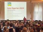 Eröffnung der Lese-Experten-Ehrung in der fast überfüllten Alten Exerzierhalle durch Petra Moderow, Leiterin der Stadtbibliothek Celle